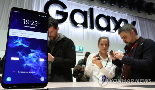 25일(현지시간) 스페인 바르셀로나에서 열린 '삼성 갤럭시 언팩'에서 취재진이 '갤럭시 S9'과 '갤럭시 S9+'를 체험하고 있다.